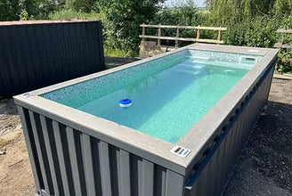 PISCINA DE CONTENTORES DE 20 PÉS COM JATO DE NATAÇÃO CINZA ANTRACITE